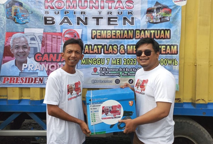 Koordinator Komunitas Sopir Truk (KST) Dukung Ganjar wilayah Banten, Herman menjalin silaturahmi dan memberikan sejumlah bantuan kepada rekan sesama sopir truk di pul di Jalan Ki Asmaran, Kampung Cilongok, Pasar Kemis, Tangerang, Banten, Selasa (9/5). Foto: KST