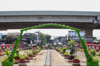Lokasi Jembatan Lampiri di Kelurahan Pondok Kelapa, Kecamatan Duren Sawit, Jakarta Timur disulap menjadi ruang interaksi untuk warga, Kamis (25/5) siang. Foto: Ist