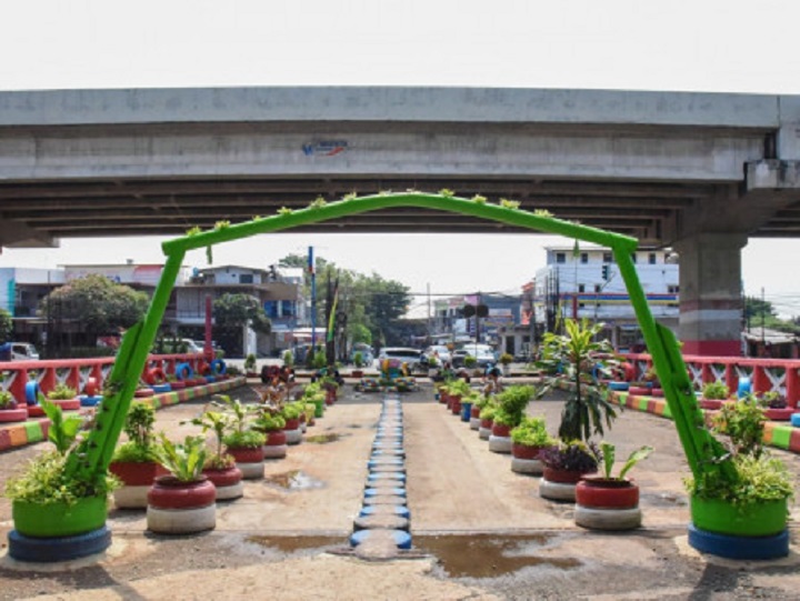 Lokasi Jembatan Lampiri di Kelurahan Pondok Kelapa, Kecamatan Duren Sawit, Jakarta Timur disulap menjadi ruang interaksi untuk warga, Kamis (25/5) siang. Foto: Ist