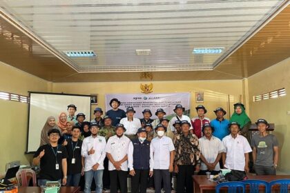 Platform Agree dari Leap-Telkom Digital menggandeng PT Agroobot Bangun Negeri (Agroobot) dalam mengimplementasikan penggunaan teknologi Internet of Things (IoT) pada DAB Subur, perusahaan agrobisnis yang fokus pada budi daya komoditas serai wangi. Foto: Telkom Indonesia