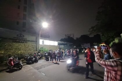 Sejumlah pengelola Yayasan Trisakti mendatangi Kampus Trisakti di kawasan Bidara Cina, Jakarta Timur, Selasa (30/5) sekitar pukul 20.45 WIB. Dilakukan untuk bernegoisasi mengenai pengambilalihan aset-aset di bawah binaan pengelolaan yayasan tersebut. Foto: Joesvicar Iqbal/ipol.id