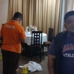 Tim Inafis Polresta Pekanbaru saat melakukan olah TKP di kamar Hotel Furaya Pekanbaru. Foto: Polresta Pekanbaru