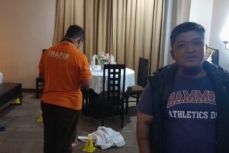 Tim Inafis Polresta Pekanbaru saat melakukan olah TKP di kamar Hotel Furaya Pekanbaru. Foto: Polresta Pekanbaru