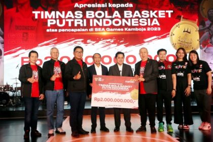 Direktur Utama Bank Mandiri Darmawan Junaidi menyerahkan sana pembinaan sebesar Rp2 miliar kepada Ketua Umum PB Perbasi Danny Kosasih di Plaza Mandiri, Jakarta, Rabu (24/5). Penyerahan tersebut disaksikan Menteri BUMN Erick Thohir, jajaran pengurus PB Perbasi, Manajer dan atlet putri Timnas Basket Putri, serta tim official. Foto: Bank Mandiri