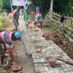 Warga masyarakat bersama relawan Ganjar Milenial Center (GMC) Banten gotong royong membangun jalan paving blok di Desa Cipining, Kecamatan Curug Bitung, Lebak, Banten, Selasa (9/5). Foto: GMC