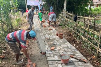 Warga masyarakat bersama relawan Ganjar Milenial Center (GMC) Banten gotong royong membangun jalan paving blok di Desa Cipining, Kecamatan Curug Bitung, Lebak, Banten, Selasa (9/5). Foto: GMC