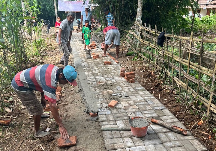 Warga masyarakat bersama relawan Ganjar Milenial Center (GMC) Banten gotong royong membangun jalan paving blok di Desa Cipining, Kecamatan Curug Bitung, Lebak, Banten, Selasa (9/5). Foto: GMC