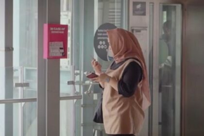 Viral penumpang KRL rebahan karena mengalami nyeri saat haid. Foto: Magis Agency