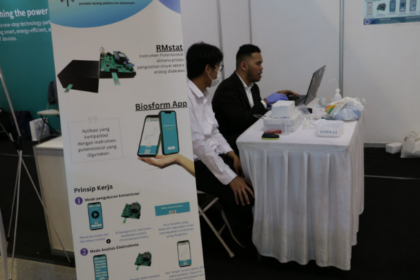Inovasi platform pengujian portabel untuk biosensor asam urat oleh mahasiswa Teknik Elektro ITB.