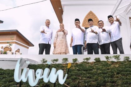 program Tanggung Jawab Sosial dan Lingkungan (TJSL), Bank Mandiri menghadirkan UMKM Center sebagai pusat pemasaran produk-produk kreasi UMKM di Kawasan Wisata Religi Masjid Endan Andansih, Kabupaten Purwakarta. Foto: Bank Mandiri