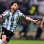 Lionel Messi selebrasi usai mencetak gol saat pertandingan sepak bola Grup C Piala Dunia 2022 antara Argentina dan Meksiko di Stadion Lusail di Lusail, Qatar, Sabtu (26/11/2022). [Kirill KUDRYAVTSEV / AFP]