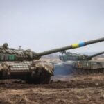 Sejumlah tank-tank Ukraina sedang berlatih untuk memeriksa kesiapan peralatan sebelum perang di sebuah pangkalan militer di wilayah Zaporizhzhia, Ukraina, Rabu, 5 April 2023. (Foto: Kateryna Klochko)