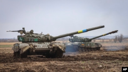 Sejumlah tank-tank Ukraina sedang berlatih untuk memeriksa kesiapan peralatan sebelum perang di sebuah pangkalan militer di wilayah Zaporizhzhia, Ukraina, Rabu, 5 April 2023. (Foto: Kateryna Klochko)