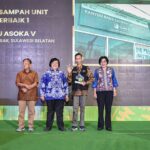 Bank Sampah ASOKA V yang merupakan bank sampah binaan PT Pegadaian di Kota Makassar berhasil menjadi juara Bank Sampah Unit Terbaik 1 dari Kementerian Lingkungan Hidup dan Kehutanan Republik Indonesia, Selasa (13/6). Foto: Pegadaian