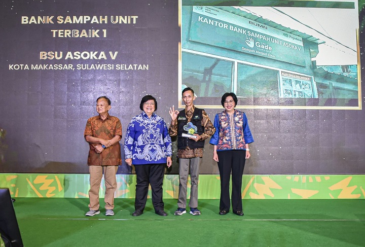 Bank Sampah ASOKA V yang merupakan bank sampah binaan PT Pegadaian di Kota Makassar berhasil menjadi juara Bank Sampah Unit Terbaik 1 dari Kementerian Lingkungan Hidup dan Kehutanan Republik Indonesia, Selasa (13/6). Foto: Pegadaian