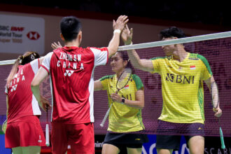 Pasangan Adnan Maulana/Nita Violina Marwah melawan ganda campuran China Zheng Si Wei/Huang Ya Qiong, pada ajang Kapal Api Group Indonesia Open 2023 di Istora Senayan, Selasa (13/6). (Alidrian Fahwi/ipol.id)