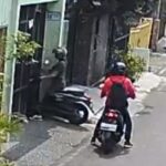 Dua pelaku pencurian sepeda motor terekam CCTV saat menggasak motor Honda Genio milik penghuni indekos di Jalan Moncokerto I, RT 017 RW 013, Kelurahan Utan Kayu Selatan, Kecamatan Matraman, Jakarta Timur, Kamis (1/6) sekitar pukul 13.30 WIB. Foto: Tangkapan kamera CCTV