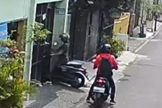 Dua pelaku pencurian sepeda motor terekam CCTV saat menggasak motor Honda Genio milik penghuni indekos di Jalan Moncokerto I, RT 017 RW 013, Kelurahan Utan Kayu Selatan, Kecamatan Matraman, Jakarta Timur, Kamis (1/6) sekitar pukul 13.30 WIB. Foto: Tangkapan kamera CCTV