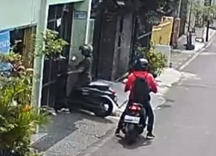 Dua pelaku pencurian sepeda motor terekam CCTV saat menggasak motor Honda Genio milik penghuni indekos di Jalan Moncokerto I, RT 017 RW 013, Kelurahan Utan Kayu Selatan, Kecamatan Matraman, Jakarta Timur, Kamis (1/6) sekitar pukul 13.30 WIB. Foto: Tangkapan kamera CCTV