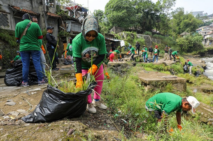 Relawan Komunitas Ojol (Kajol) Indonesia Dukung Ganjar bersama warga membersihkan lingkungan, memungut sampah di sekitaran Sungai Ciliwung, Bogor, Jawa Barat, Rabu (14/6) siang. Foto: Kajol