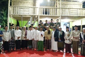 Para kiai, ulama, asatid serta masyarakat berkumpul dalam acara zikir dan doa bersama bertajuk 'Ma'iyah Rakyat Berani Bersatu untuk Indonesia' digelar Sukarelawan Gerakan Warga Desa untuk Ganjar (Gardu Ganjar) bersama Forum Silaturahmi Majelis Dzikir se-Banten di Kecamatan Sepatan Timur, Tangsel Kota pada Jumat (16/6)-Sabtu (17/6) di Kelurahan Pisangan, Kecamatan Ciputat Timur, Kabupaten Tangerang Selatan. Foto: Gardu