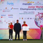 Menteri Pemuda dan Olahraga Republik Indonesia Dito Ariotedjo berpose Bersama Parin Sarasmut (12- under 204) dan Suvichaya Vinijchaitham (9-under 207) yang tampil sebagai juara Overall pada Mandiri Ciputra Golfpreneur Junior World Championship. Foto: Ciputra Golfpreneur Foundation.