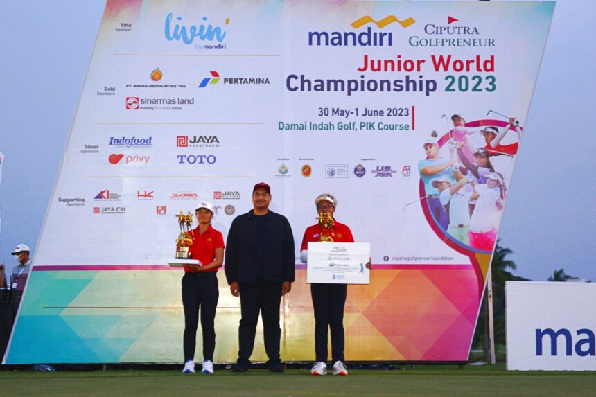Menteri Pemuda dan Olahraga Republik Indonesia Dito Ariotedjo berpose Bersama Parin Sarasmut (12- under 204) dan Suvichaya Vinijchaitham (9-under 207) yang tampil sebagai juara Overall pada Mandiri Ciputra Golfpreneur Junior World Championship. Foto: Ciputra Golfpreneur Foundation.