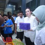 Aktris & Penggerak Sustainable Development Goals (SDGs) UNDP Indonesia Chelsea Islan memegang salah satu karya daur ulang dari siswa SMA Negeri 40 Jakarta. Foto: Dok Pertamina