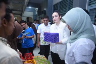 Aktris & Penggerak Sustainable Development Goals (SDGs) UNDP Indonesia Chelsea Islan memegang salah satu karya daur ulang dari siswa SMA Negeri 40 Jakarta. Foto: Dok Pertamina