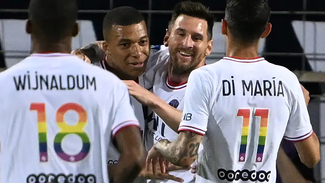 Para pemain PSG, salah satunya  Messi dan Di Maria yang menggunakan bendera dan berbagai atribut pelangi yang identik dengan kampanye LGBTQ. 