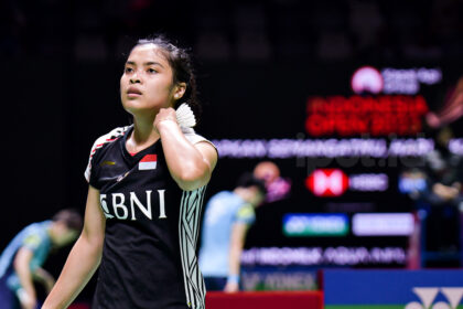 Gregoria Mariska Tunjung bertanding melawan Pusarla V. Sindhu pada ajang Kapal Api Group Indonesia Open 2023 di Istora Senayan, Selasa (13/6). (Alidrian Fahwi/ipol.id)
