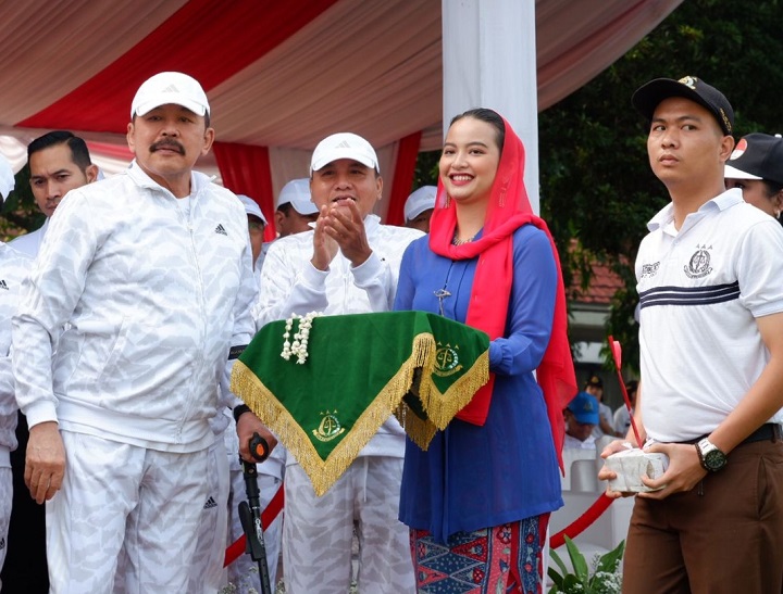 Jaksa Agung ST Burhanuddin (kiri) dalam pembukaan Pekan Olah Raga (POR) Hari Bhakti Adhyaksa (HBA) ke-63 Tahun 2023 di Lapangan Badiklat Kejaksaan RI, Jakarta Selatan, Senin (26/6). Foto: Yudha Krastawan/ipol.id