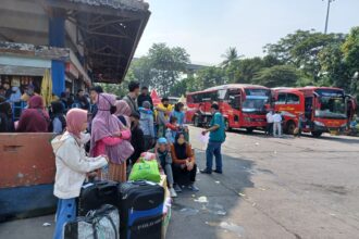 Aktivitas bus Antar Kota Antar Provinsi (AKAP) yang mengangkut calon penumpang di Terminal Kampung Rambutan, Kecamatan Ciracas, Jakarta Timur pada malam hari. Foto: Dok/ipol.id