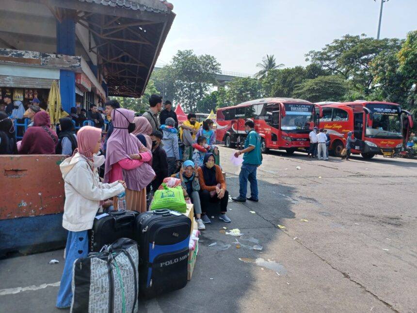 Aktivitas bus Antar Kota Antar Provinsi (AKAP) yang mengangkut calon penumpang di Terminal Kampung Rambutan, Kecamatan Ciracas, Jakarta Timur pada malam hari. Foto: Dok/ipol.id