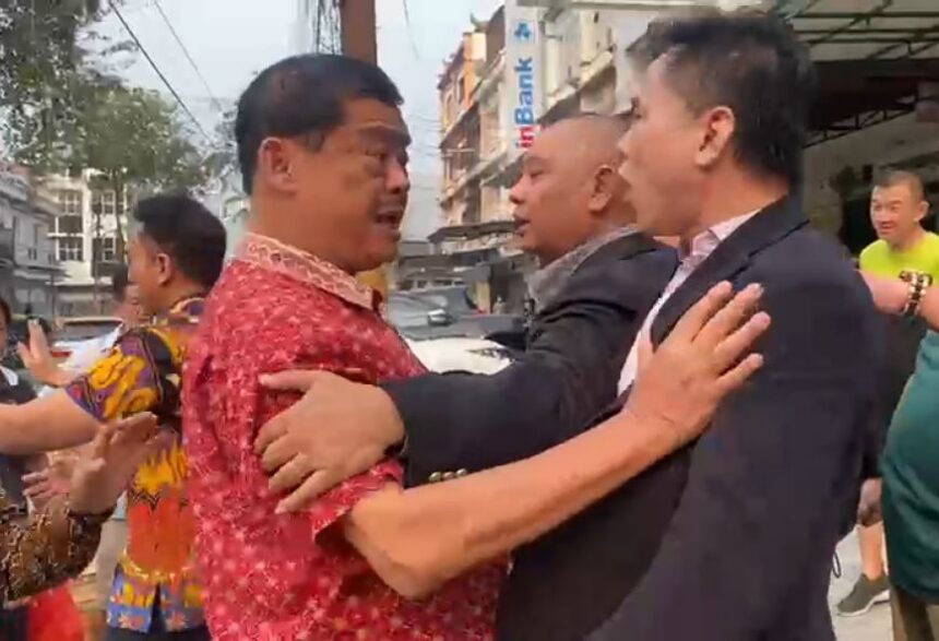 Poros Muda NU (PMNU) dan GP Ansor DKI Jakarta menyoroti polemik Ruko Niaga Pluit di Penjaringan Jakarta Utara, antara Ketua RT setempat Riang Prasetya dan para pemilik ruko.