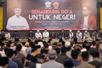 Perwakilan dan Pimpinan Majelis Dzikir se-Provinsi Banten dengan 1,2 anggota majelis dzikir melakukan dzikir dan doa bersama sekaligus deklarasi dukungan kepada Ganjar di Padepokan Bumi Alit Padjadjaran, Kecamatan Cikeusal, Kabupaten Serang, Banten, diinisiasi oleh kelompok sukarelawan Gardu Ganjar Wilayah Banten, Sabtu (3/6) malam. Foto: Gardu Banten