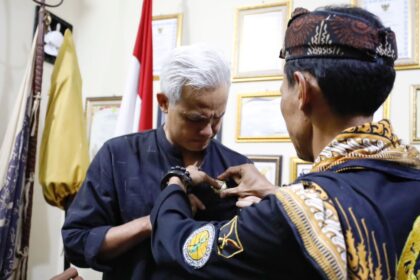 Bakal Calon Presiden (Bacapres) 2024 dari PDIP, Ganjar Pranowo diberikan gelar Anggota Kehormatan Luar Biasa dari Laskar Agung Macan Ali (LMA), salah satu paguyuban silaturahmi terbesar di bawah naungan Kesultanan Kasepuhan Cirebon, Jawa Barat pada Sabtu (3/6). Foto: Ist