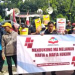 Ratusan mahasiswa dan milenial yang tergabung dalam Pemuda Milenial Indonesia Bersatu (PMIB) menggeruduk Gedung Mahkamah Agung (MA).