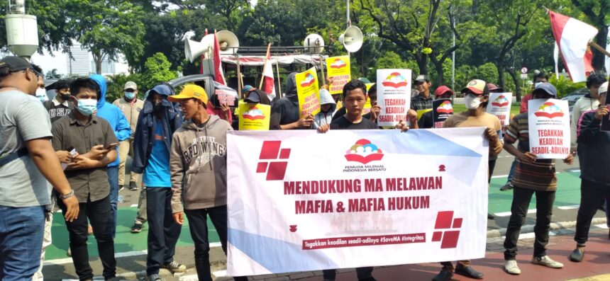 Ratusan mahasiswa dan milenial yang tergabung dalam Pemuda Milenial Indonesia Bersatu (PMIB) menggeruduk Gedung Mahkamah Agung (MA).