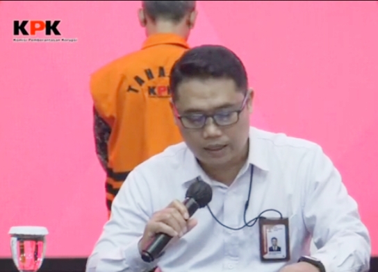 Direktur Penyidikan KPK Brigjen Asep Guntur Rahayu dalam jumpa pers di Gedung Merah Putih, Jakarta Selatan, Senin (5/6). Foto: Tangkapan layar KPK RI (Youtube.com)