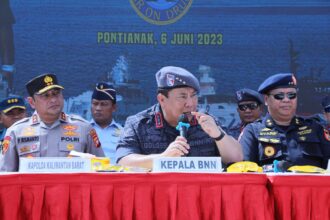 Kepala Badan Narkotika Nasional (BNN) RI, Komjen Pol Petrus Reinhard Golose saat kegiatan penutupan operasi laut dengan sandi PURNAMA (Gempur Peredaran Narkotika Bersama) didampingi Kapolda Kalimantan Barat, Irjen Pol P Rismanto di Dermaga Pelabuhan Penumpang Dwikora Pelindo, Pontianak, Kalimantan Barat pada Selasa (6/6) siang. Foto: BNN RI