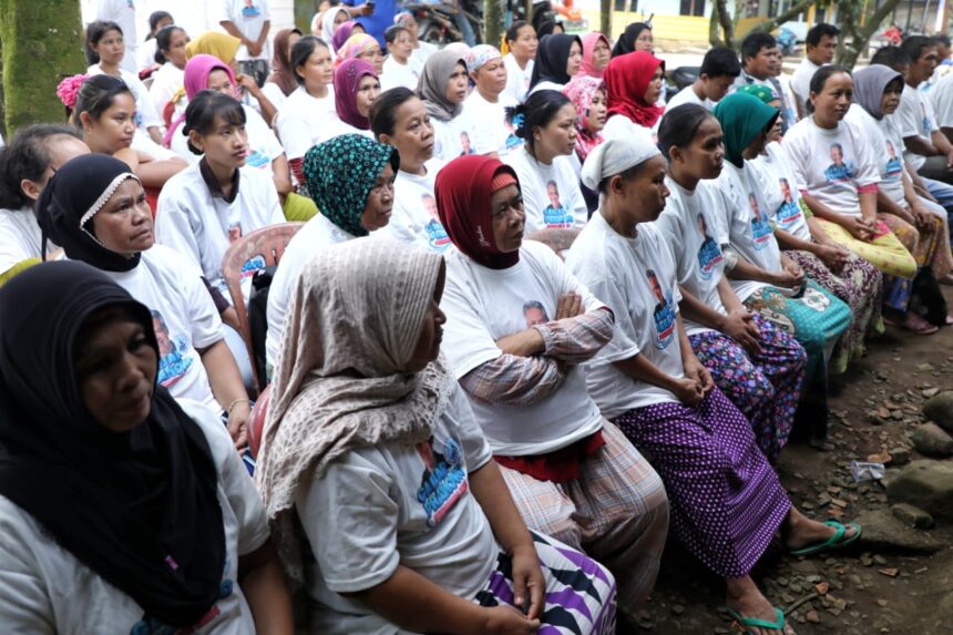 Para sukarelawan Ganjar Pranowo tergabung dalam Komunitas Nelayan Pesisir Jawa Barat menjalin silaturahmi kepada para nelayan di Waduk Jatiluhur, Kabupaten Purwakarta, Jawa Barat (Jabar), Minggu (4/6). Foto: Komunitas Nelayan