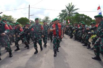 Kasad Jenderal Dudung Abdurachman saat melaksanakan Pemeriksaan Kesiapan Operasi (Riksiapops) Batalyon Infanteri (Yonif) 122/Tombak Sakti yang bermarkas di Pematang Siantar, Sumatera Utara, Kamis (8/6). Foto: Dispenad