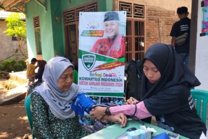 Warga kelompok lanjut usia (lansia) dan sejumlah ibu rumah tangga prasejahtera memeriksakan kesehatannya dalam kegiatan 'Layanan Gratis Cek Kesehatan' yang digelar Komunitas Warung Tegal (Kowarteg) Indonesia di Desa Kertaharja, Kecamatan Cimerak, Kabupaten Pangandaran, Jawa Barat beberapa waktu lalu. Foto: Kowarteg