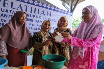 Emak-emak cantik warga Desa Pancalaksana, Curug, Kota Serang, Banten, Jawa Barat pada Kamis (8/6) siang, bersemangat mengikuti pelatihan membuat kerupuk emping yang difasilitasi oleh Sukarelawan Santri Dukung Ganjar (SDG). Foto: SDG