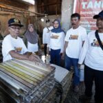 Ibu-ibu dan bapak-bapak warga di Dusun Sindangtawang, Desa Sindanghayu, Banjarsari, Ciamis, Jawa Barat mengikuti pelatihan cara membuat tahu yang enak. Giat itu digelar oleh sukarelawan Ganjar Sejati (GS) pada Jumat (9/6) siang. Foto: GS