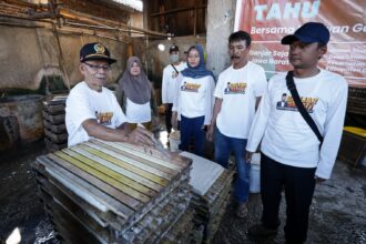 Ibu-ibu dan bapak-bapak warga di Dusun Sindangtawang, Desa Sindanghayu, Banjarsari, Ciamis, Jawa Barat mengikuti pelatihan cara membuat tahu yang enak. Giat itu digelar oleh sukarelawan Ganjar Sejati (GS) pada Jumat (9/6) siang. Foto: GS