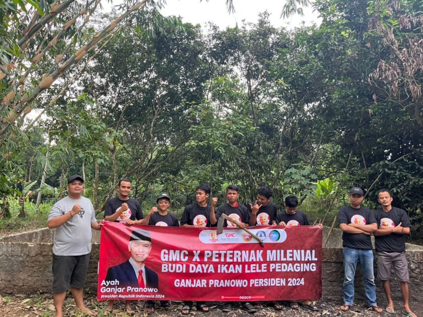 Sukarelawan Ganjar Milenial Center (GMC) menggelar pelatihan budidaya ikan lele pedaging bersama peternak milenial di Kampung Cicadas, Desa Kalanganyar, Kecamatan Labuan, Pandeglang, Banten, Jumat (9/6) siang. Foto: GMC