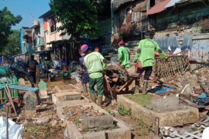 Sejumlah petugas Sudin Pertamanan dan Hutan Kota Jakarta Timur menertibkan bangunan pagar dan kandang hewan ternak saat terjadi alih fungsi lahan di Taman Pemakaman Umum (TPU) Prumpung, Kelurahan Cipinang Besar Utara, Kecamatan Jatinegara hingga viral belum lama ini. Foto: Istimewa