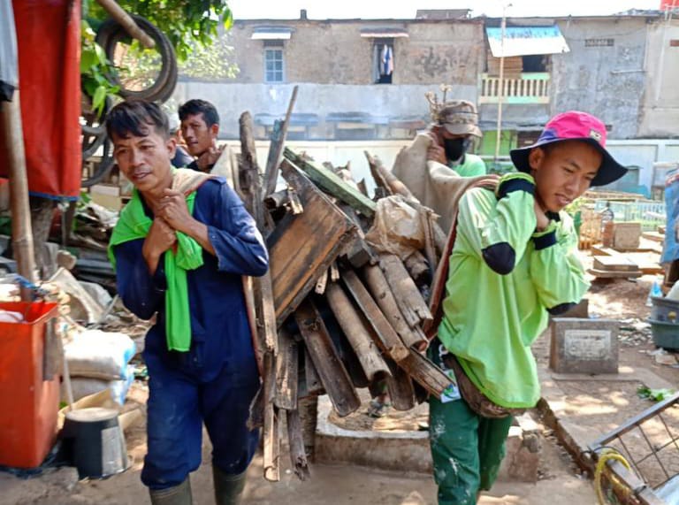 Sejumlah petugas Sudin Pertamanan dan Hutan Kota Jakarta Timur saat menertibkan pagar dan kandang hewan di Taman Pemakaman Umum (TPU) Prumpung, Kelurahan Cipinang Besar Utara, Kecamatan Jatinegara, Jakarta Timur belum lama ini sempat viral di media sosial. Foto: Ist